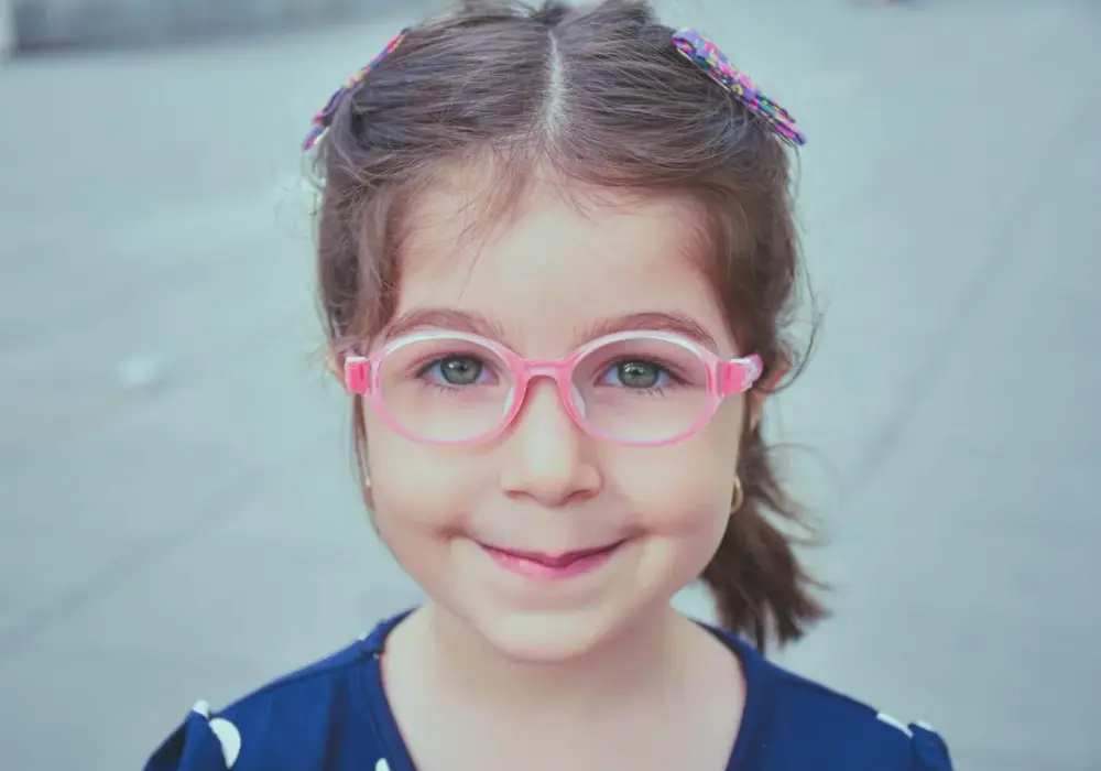 Mrużenie oczu u dziecka - kiedy to sygnał do wizyty u specjalisty?