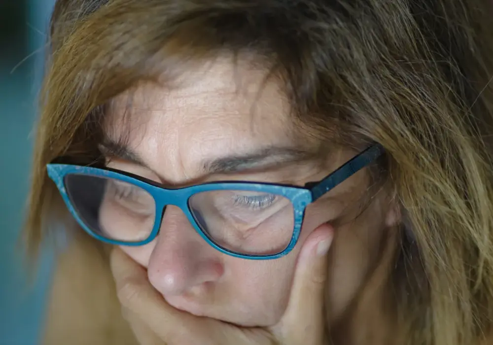 Za mocne okulary - objawy? Sprawdź, co robić i odzyskaj komfort