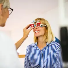 Optometrysta bada wzrok pacjentki, która zastanawia się, czy astygmatyzm może się cofnąć.