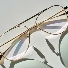 Eleganckie okulary w złotych oprawkach. Zastanawiasz się, czy można zwrócić okulary kupione u optyka?