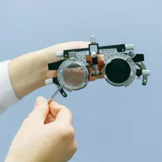 Optometrysta używa foroptera do badania wzroku. To urządzenie pozwala dobrać odpowiednie soczewki.