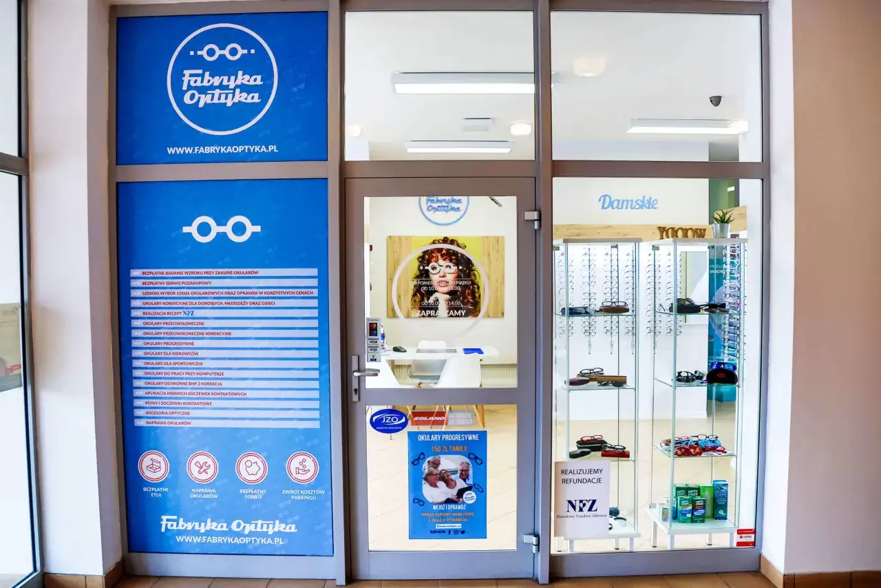 W Fabryce Optyka dowiesz się, ile kosztuje prostowanie okularów. Oferują też bezpłatne badanie wzroku i serwis.