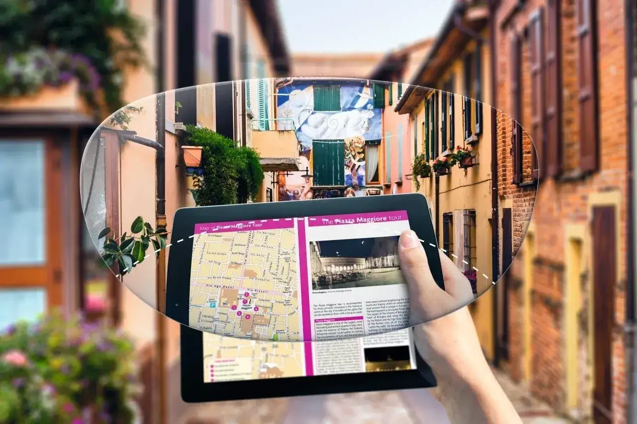 Widok przez okulary jednoogniskowe co to znaczy: tablet z mapą i opisem wycieczki po włoskiej uliczce.