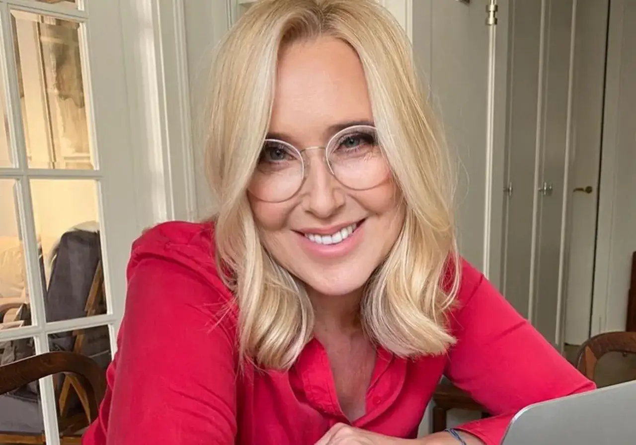 Uśmiechnięta blondynka w okularach, które dodają jej uroku i podkreślają spojrzenie. To dowód, jakie okulary odmładzają!