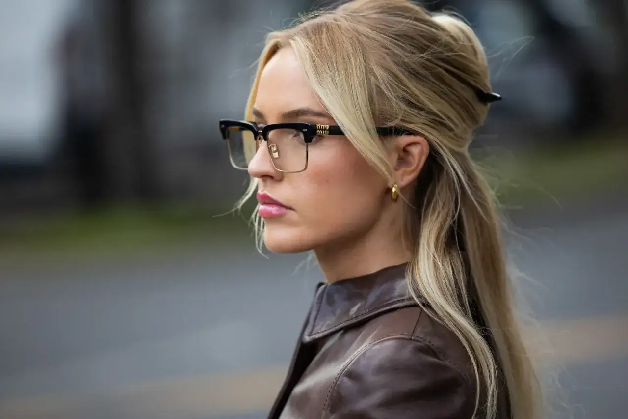 Eleganckie okulary w stylu retro, z czarną oprawką i złotymi elementami, dodają uroku i podkreślają urodę. To właśnie takie okulary odmładzają.