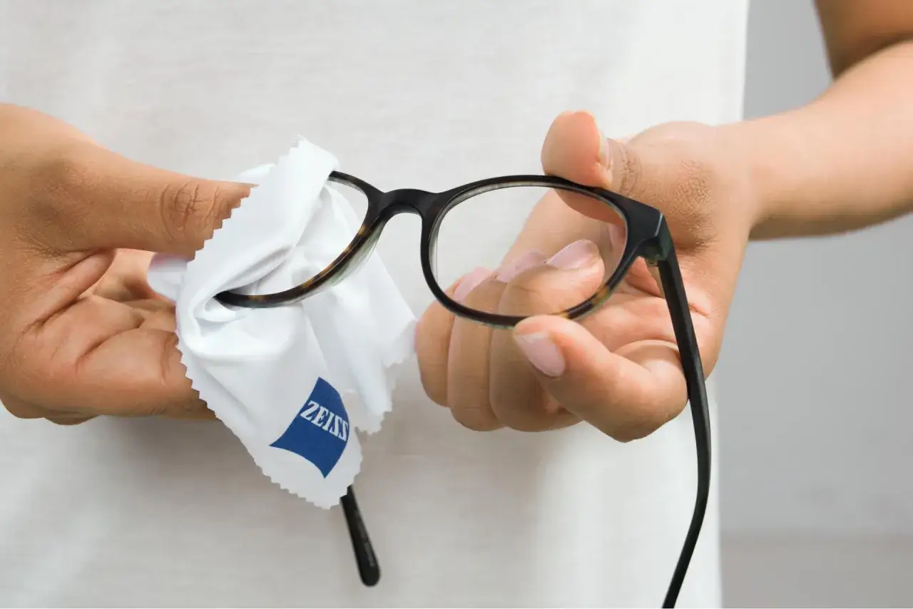 Delikatna ściereczka z logo Zeiss to idealny sposób, by dowiedzieć się, czym czyścić okulary, by były krystalicznie czyste.