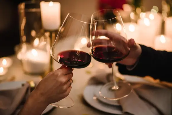 Alkohol po operacji zaćmy - kiedy bezpiecznie? Ryzyka i czas