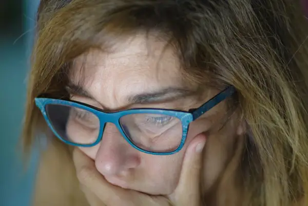 Za mocne okulary - objawy? Sprawdź, co robić i odzyskaj komfort
